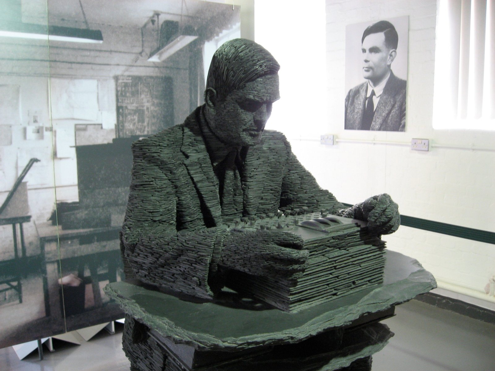 Biografía de Alan Turing: El genio que cambió el futuro de la computación